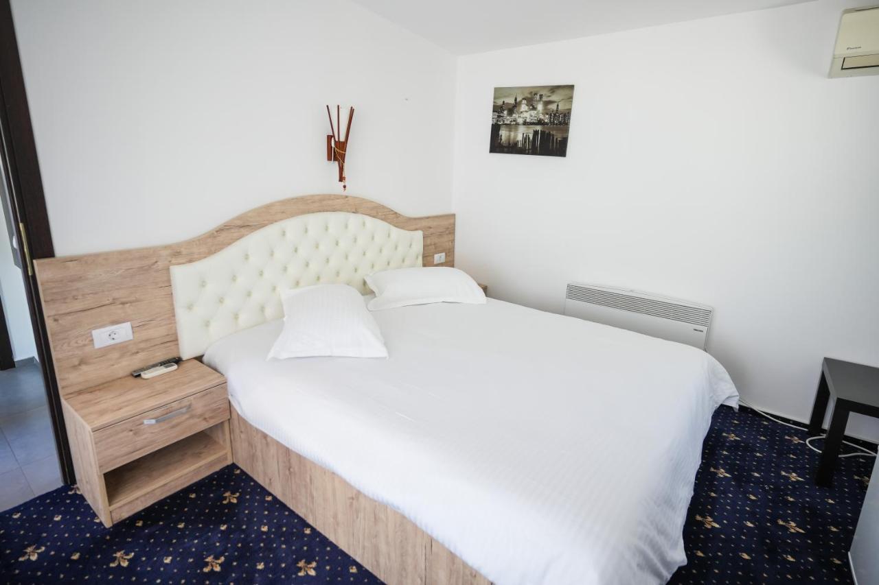 Bungalowuri "Doi Cocosi " Villa Horezu Exteriör bild